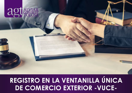 Abogados Aduaneros Firmando Documentos