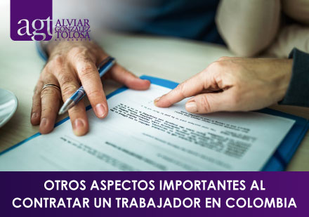 Abogado Mostrando Detalles de Contrato de Trabajo