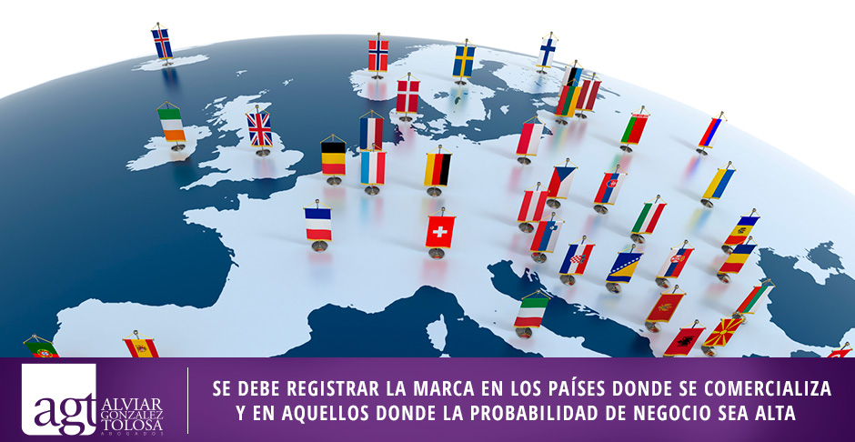 Un asesor de marcas internacionales contribuye al resguardo su propiedad intelectual Continente europeo marcado con banderas