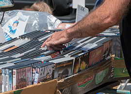 Venta de DVD piratas en la calle 