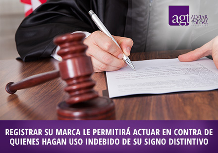 Un asesor de marcas internacionales lo guía en la protección contra la piratería Mazo y juez firmando una sentencia de registro de marca