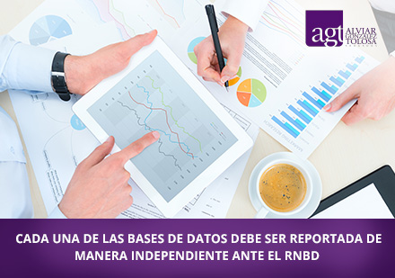 Manos de abogados evaluando una base de datos para registro