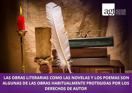 Libros Antiguos con Pergamino y Vela Encendida