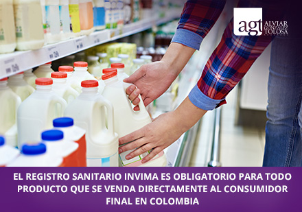 Realice el Registro Sanitario Invima con la Asesoría de AGT Abogados Mujer Comprando Producto con Registro Sanitario Invima