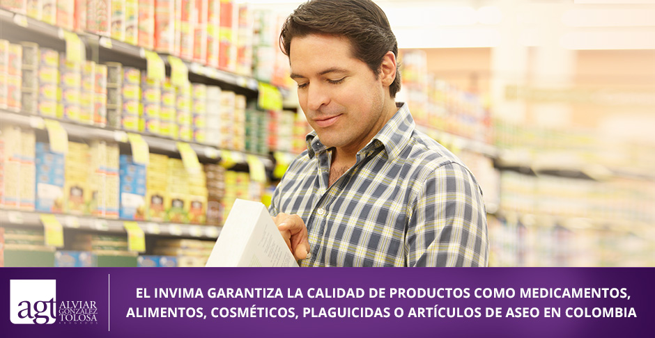 En AGT Abogados Trabajamos para Asesorarlos en Asuntos Regulatorios y Sanitarios Hombre Verificando Registro Sanitario Invima de un Producto