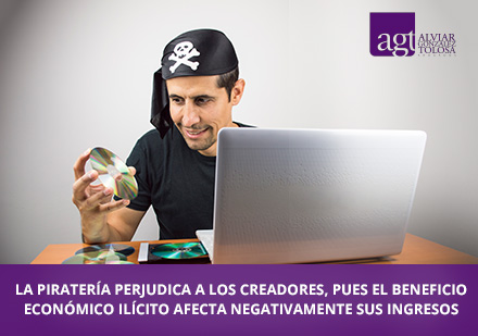 Pirata Copiando Musica Evadiendo el Derecho de Autor