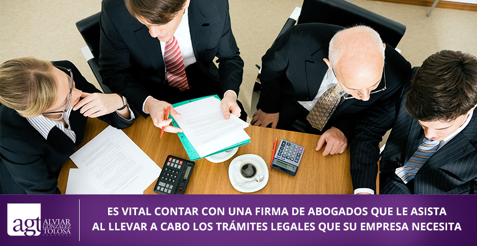 Equipo de personas trabajando en una oficina de abogados