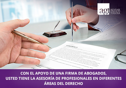 Hombre firmando contrato en una oficina de abogados