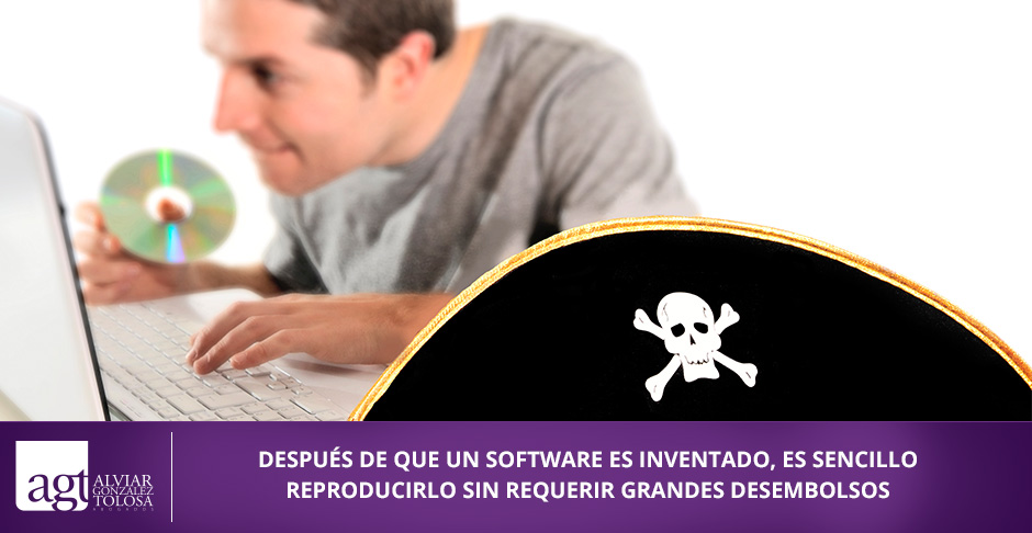 Hombre Robando un Software Infringiendo la Ley de Propiedad Intelectual