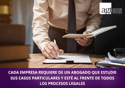 Una Oficina de Abogados Debe Conocer y Afrontar Cualquier Proceso Legal de su Empresa Abogado estudiando el caso legal de alguna empresa
