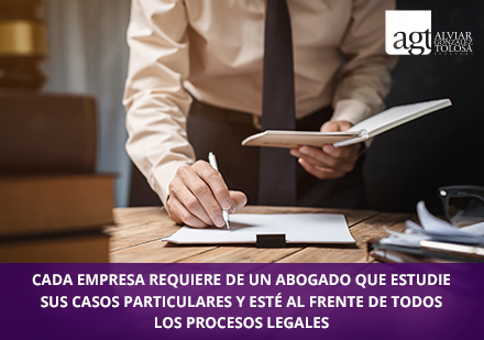 Abogado estudiando el caso legal de alguna empresa